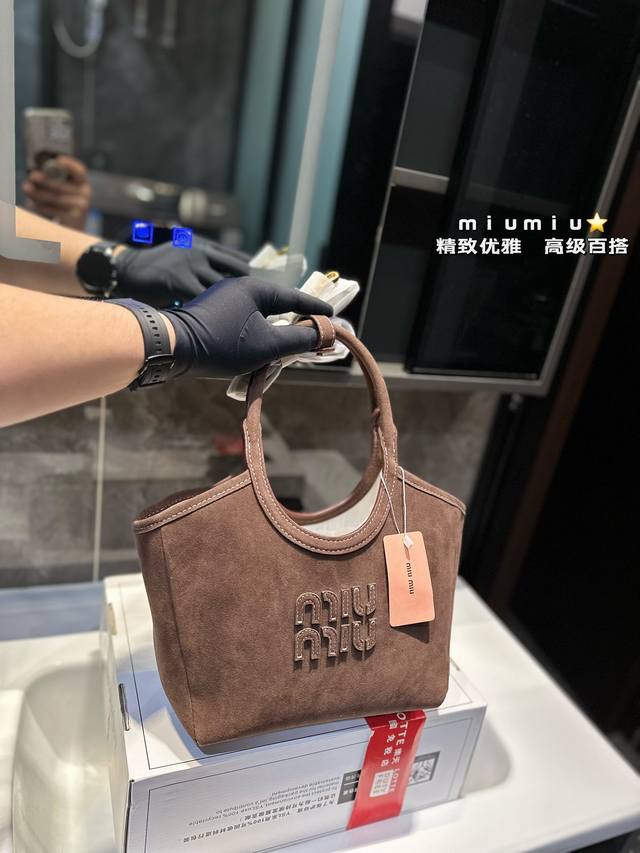 礼盒包装 Miumiu新款托特tote 今年的风刮的太猛了 老多爆款了！ 这款的版型也太好看了吧！ Miumiu秋冬一色 Size：25Cm 秋冬季羊羔毛和托特