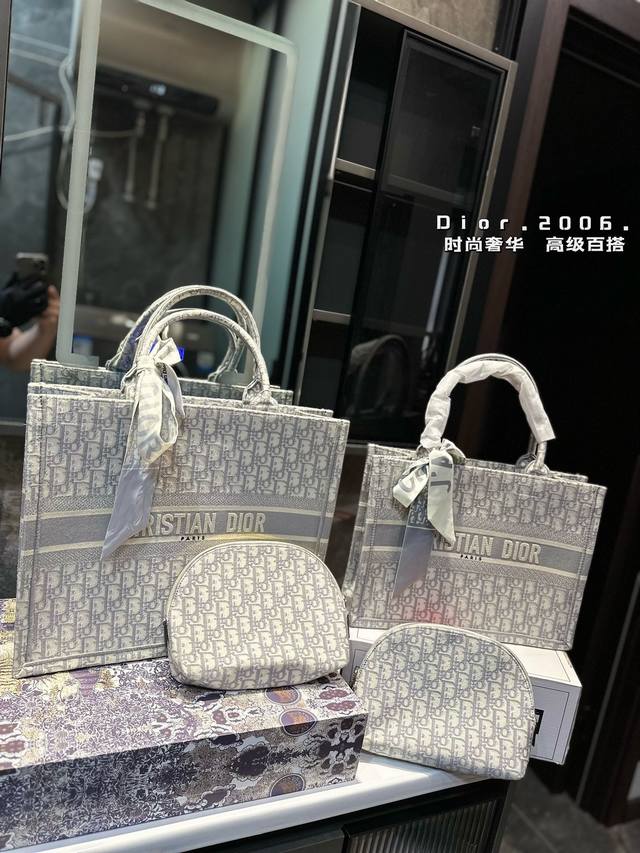 礼盒包装 Dior 原版布提花 Dior Book Tote今年最喜欢的一款购物袋 Tote我用的次数最多的包，因为容量超级大，不管什么东西都向里面放，当然凹造
