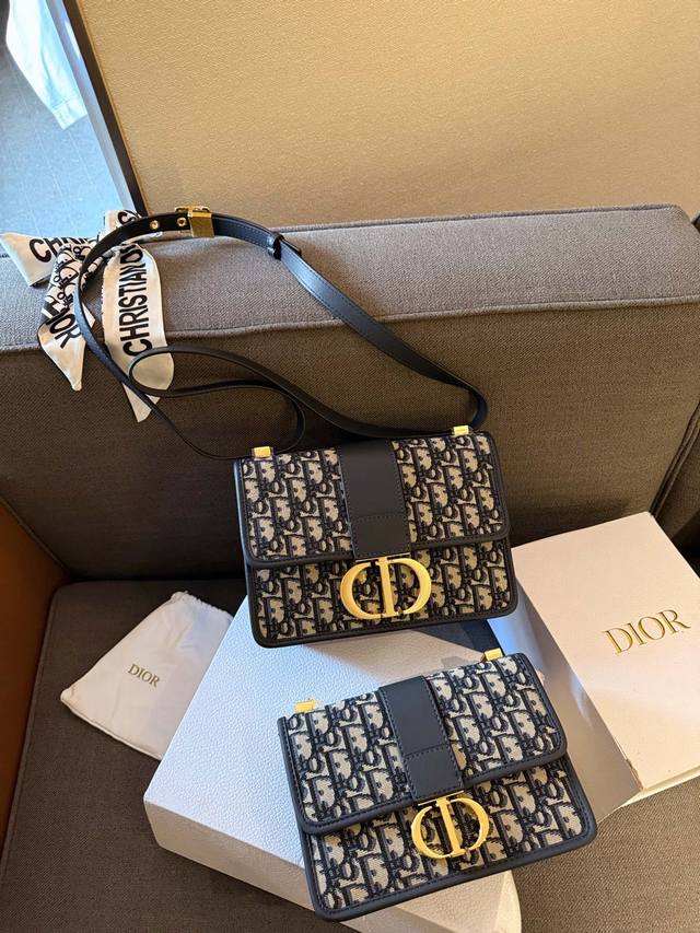 折叠礼盒包装 Dior Camp新款蒙田包 采用专柜御用原版双面绣老花料 迪奥的oblique复古印花图案早在上世纪六十年代就在巴黎时装周里掀起热潮 不同的是如 折叠礼盒包装 Dior Camp新款蒙田包 采用专柜御用原版双面绣老花料 迪奥的oblique复古印花图案早在上世纪六十年代就在巴黎时装周里掀起热潮 不同的是如