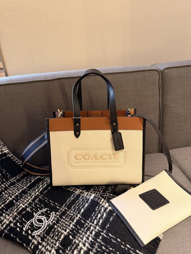 折叠礼盒包装 Coach 蔻驰 新配色 Dempsey Tote 购物袋.原版皮.这是什么神仙配色？毫无抵抗力.单肩手提都可以.容量超级大. 耐磨耐脏.砖柜一比