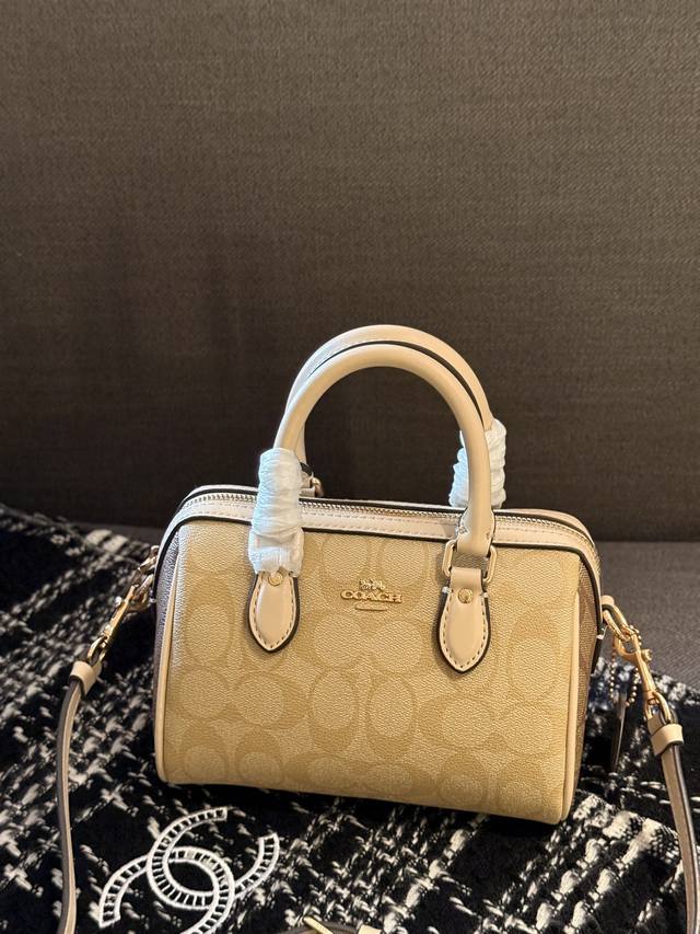 折叠礼盒包装 Size：18Cm Coach 新款 新品 超级可爱的迷你波士顿 经典的小号的 Size 小小的身体，大大的容量！ 搜索coach 枕头包