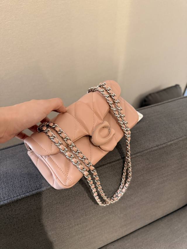 折叠礼盒包装 Coach 云朵包姐妹们冲啊 Coach 蔻驰 又出新款了因这次是tabby的变异款枕头包，圆咕隆咚十分可爱采用羊皮纹材质，手感巨好，泫雅和水原希