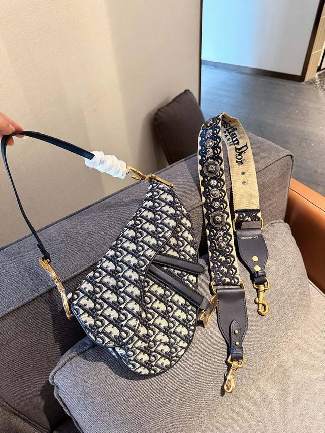 折叠礼盒包装 D家轰动时尚的马鞍包当数老花款最受热捧～每个包柜里都应该有的永恒经典！也必将是一直火爆的传奇之作，Dior Saddle马鞍包，有故事的包包注定不