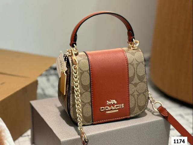 配折叠盒尺寸17.13 蔻驰 Coach Lysa斜挎包 复古时髦摩登手提包，皮质的手柄，手提小巧又精致，拼色的老花不管是在哪个系列里面出，都是相当炸裂的存在，