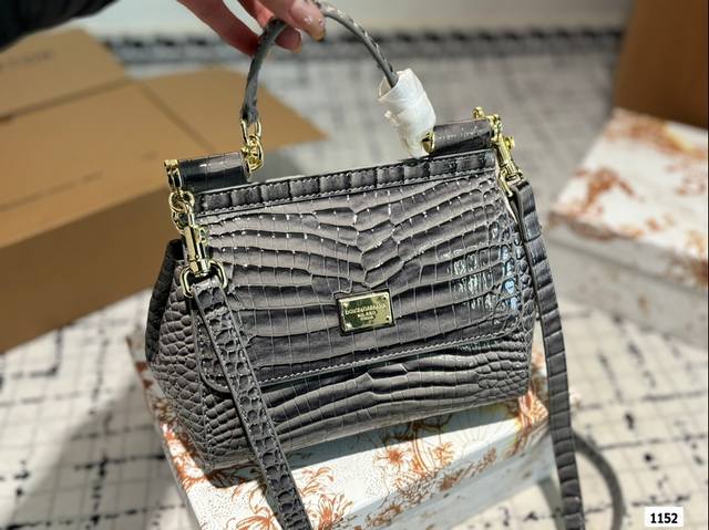 礼盒 Dg 杜嘉班纳 新款 手提 单肩 斜挎款 官网最新包 喜欢的不得了 特别有腔调 颜值无敌高 复古 优雅 奢华 大气 想到一切美好的词都想给它 一定要入的款