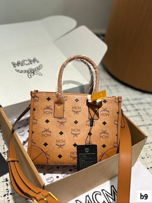 礼盒 Mcm 新款 购物袋见过很多，简单大方，不得不说真的是超级惊艳，特别百搭，上身效果超好，感觉会精致优雅了好几个档次简约时尚！尺寸：24 18