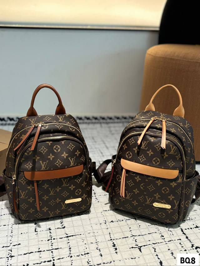 Lv爆款双肩出货 新款 男女背都好看 作为一只合格的双肩包 一定要好看 舒适 耐造 背包比较大 远途旅行带它准没错 也是学生党的最佳选择 超级实用 再适合不过小