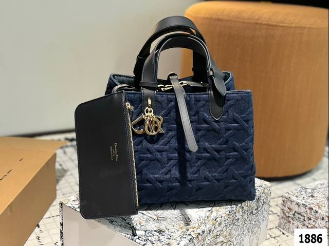 折叠礼盒包装 迪奥新款女包 快来选一个 Jisoo 智秀同款 Dior Toujours 经典藤格纹设计 超大空间容量内附零钱夹 手拎 腋下 Get~ 尺寸：2