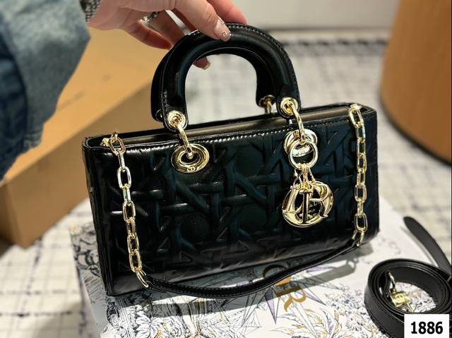 配盒子 迪奥横版戴妃包 Sdior戴妃包太好看了吧！ 优雅指数拉满 搭配简洁风格的衣服整个人气质就上来了 而且容量完全可以满足日常要求 日常聚会逛街都很方便~