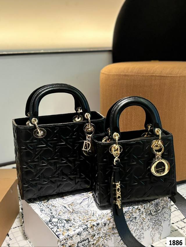 迪奥戴妃包 Sdior戴妃包太好看了吧！ 优雅指数拉满 搭配简洁风格的衣服整个人气质就上来了 而且容量完全可以满足日常要求 日常聚会逛街都很方便~ 尺寸：大号