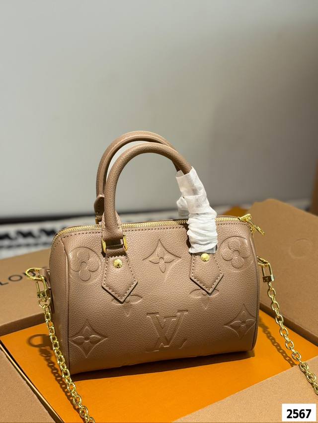 礼盒。Lv新款枕头包 新款哦！手提单肩斜挎款式 超级无敌好质量 宝宝们抓紧来订哈 超级好的版本~版型经典不过时 一直深受洋气美妞们喜欢！尺寸：20 14