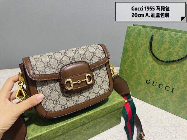 礼盒包装 一个包搭配2条肩带！ 完全是新风格！ 第一条是当下大火的老花织带 第二条是干练的皮肩带 貌美如花的 5 Gucci 迷你马鞍包 真的好好看！ 真的太爱