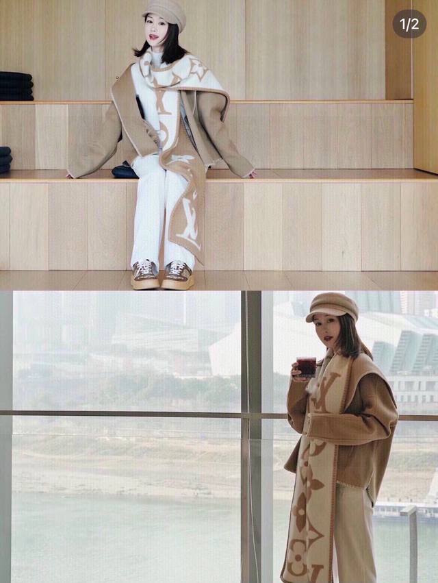 礼盒包装 Lv顶流爆款 超级新颖包边窄款围巾 超长规格 很好造型 240*26Cm 超大logo设计 上身效果真的好美 双面灰白配色 很衬托肤色 粗矿的设计风格