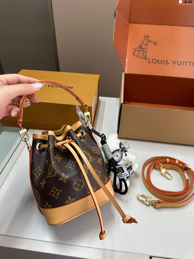 挂件随机 Lv Mini小水桶包！不得不买的好货！老花nano系列最夯超迷你水桶包！这只几乎身边朋友人手一只，太q！D-23尺寸13.10.16折叠盒