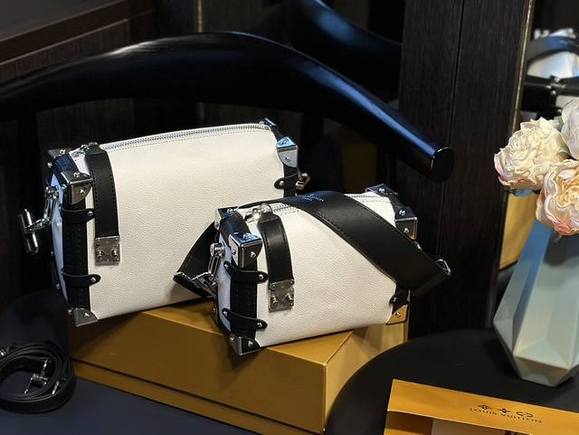 折叠礼盒 谷爱凌同款 秀款 小箱子 Lv Side Trunk 谷爱凌 盒子包 箱子包 24新款!是软软的小箱子 很多精致的小细节在里面 大 容量又实用又好凹造 折叠礼盒 谷爱凌同款 秀款 小箱子 Lv Side Trunk 谷爱凌 盒子包 箱子包 24新款!是软软的小箱子 很多精致的小细节在里面 大 容量又实用又好凹造