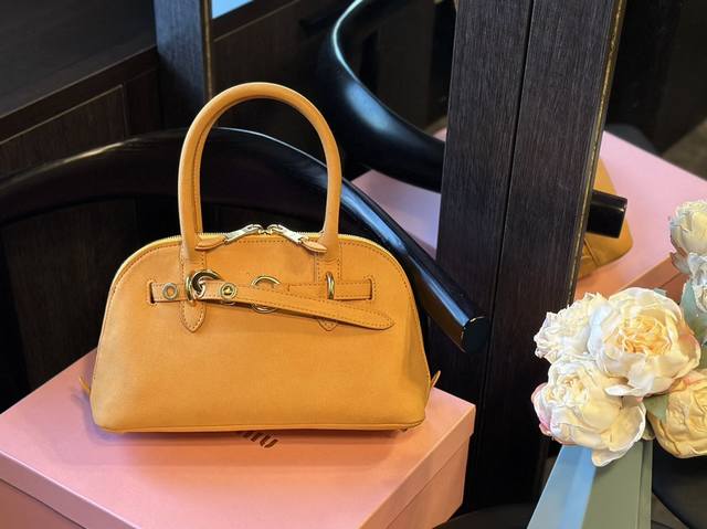 礼盒包装 Miumiu Aventure 贝壳包 怀旧基因强大，看着又很轻松舒适。没有过分夸张的设计，有着时髦且个性的圆弧外形，形似贝壳，一点也不会给人压力。双