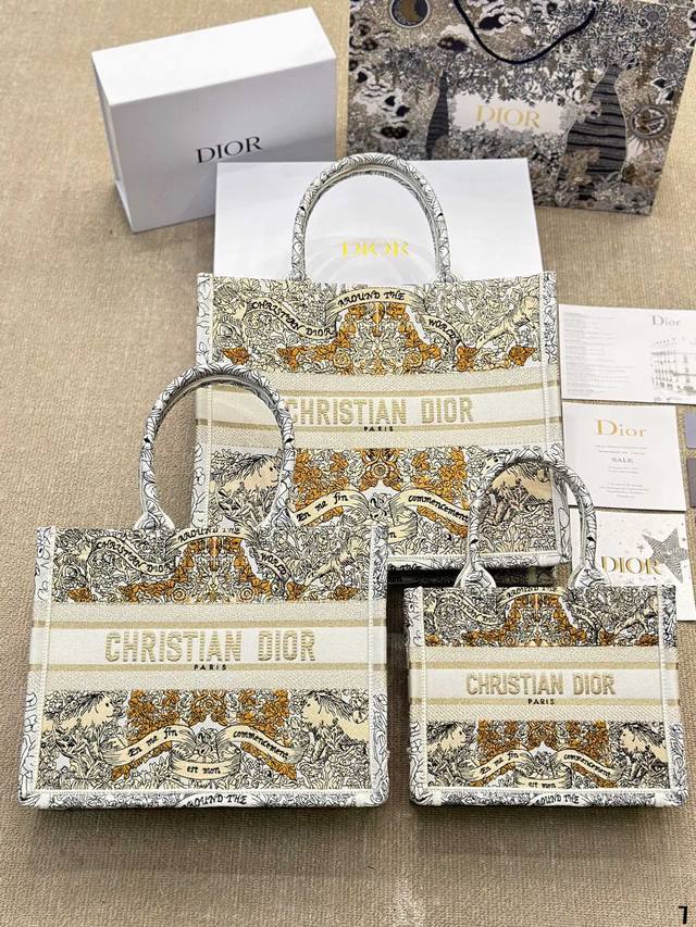 顶级原单 原版布 Dior Book Tote今年最喜欢的一款购物袋 Tote我用的次数最多的包，因为容量超级大，不管什么东西都向里面放，当然凹造型也是必须有的