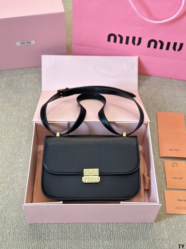 牛皮版本 Size: 24 16Cm 可盐可甜的miumiu 女孩 Miumiu Wander包包 好搭什么风格都能驾驭 材质很柔软 容量也非常ok 复古俏皮的