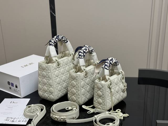 配折叠盒 尺寸：24*20Cm 20*18Cm 17*13Cm 高品版.升级出货 迪奥 戴妃磨砂 每个颜色真的太好看啦 春节是不是都需要它！