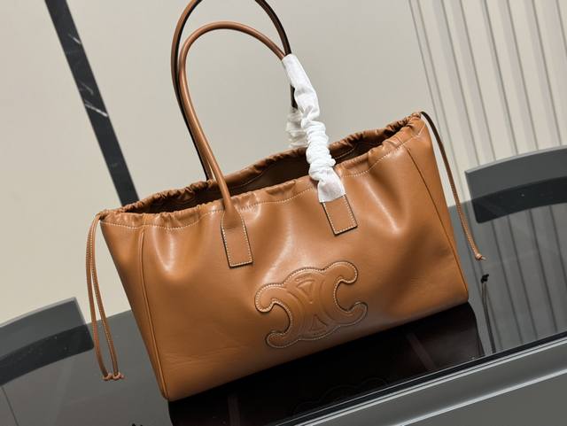 Size：43.27Cm Celine 赛琳新品托特包， 延续凯旋门 复古斜挎 ， 耐看新款一点都不老套。