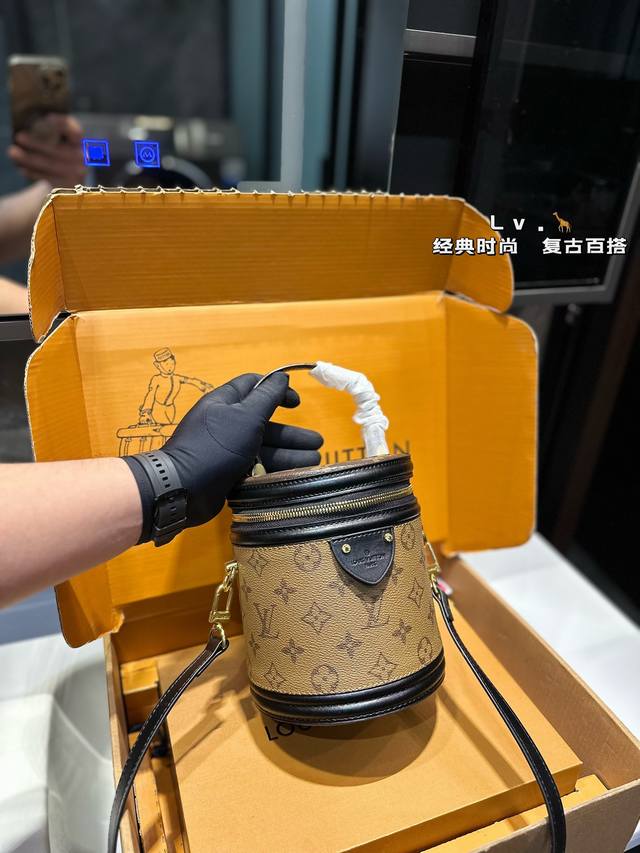 礼盒包装 Lv 超精致的cannes 发财桶 继续复古风当道 向旅行用品的经典款化妆桶cannes致敬 圆桶的包型亮点十足 采用老花拼色涂层帆布混合面料 更时尚 礼盒包装 Lv 超精致的cannes 发财桶 继续复古风当道 向旅行用品的经典款化妆桶cannes致敬 圆桶的包型亮点十足 采用老花拼色涂层帆布混合面料 更时尚