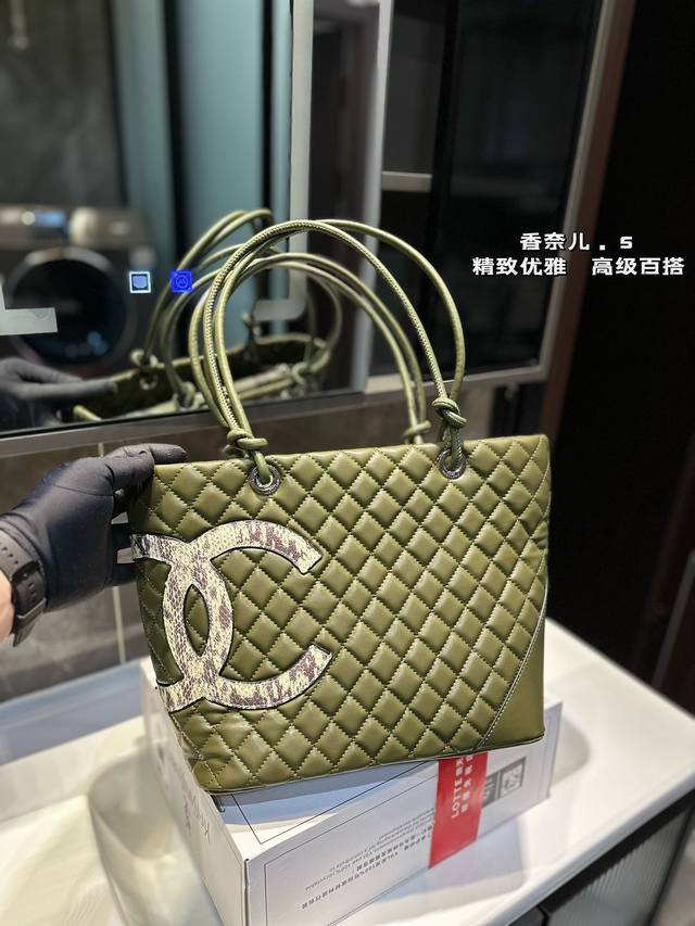 Chanel康鹏托特 低调有 内涵的allblack Tote 实打实的人 气款来喽围 .,超实用的大号托特，牛皮的材质超级耐用的四 简约大 气的纯色菱格纹真的