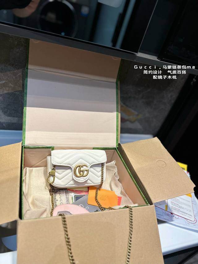 礼盒包装 Gucci 古驰gg Marmont 迷你马蒙链条包 以双g标识作为点睛之笔 包内配有镜子梳子 多种背法，给造型增加了很多变化！ 每个细节都充满着高级