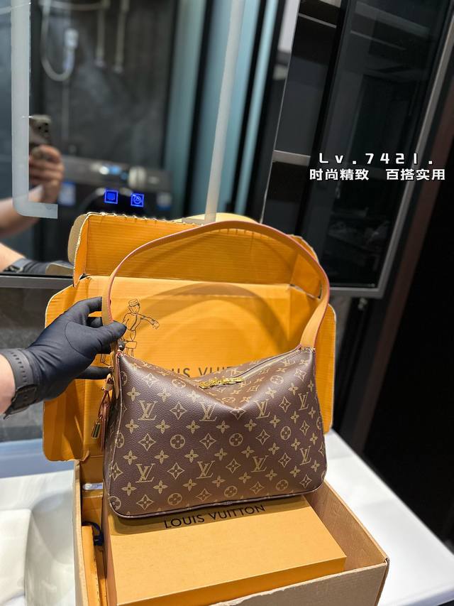 Lv腋下饭盒包慵懒时髦感拉满#Ivsully Hobo 腋下包背多了牛角包秋冬来个lvsully Hobo腋下包也不错哦配上大衣毛衣风衣慵懒酷飒十足又不失气质优