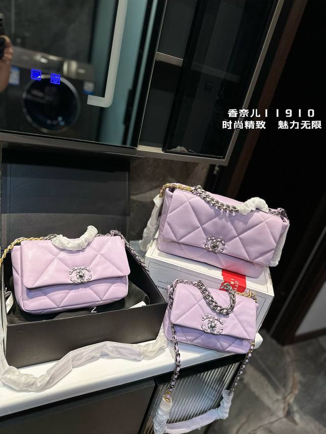 Chanel19 Bag 自从欧阳娜娜带货后全球断货很难买到 皮质是羊皮有点像羽绒服包包 但是19的点睛之笔是什么呢?格子放大!格子放大后脱了香奈儿小女人的特性 Chanel19 Bag 自从欧阳娜娜带货后全球断货很难买到 皮质是羊皮有点像羽绒服包包 但是19的点睛之笔是什么呢?格子放大!格子放大后脱了香奈儿小女人的特性