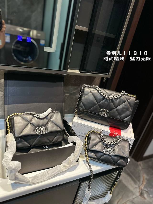 Chanel19 Bag 自从欧阳娜娜带货后全球断货很难买到 皮质是羊皮有点像羽绒服包包 但是19的点睛之笔是什么呢？格子放大！格子放大后脱了香奈儿小女人的特性