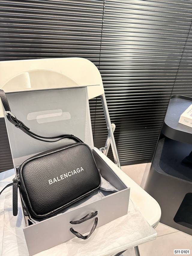 折叠礼盒包装 巴黎世家相机包看着不是很大 超级能装啊 包包外形也是干净利落 休闲风必入出街最爱得包包！ 尺寸21 14 货号0101