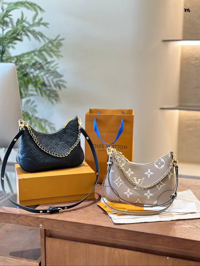 Lv 2024.10月新款黑色全皮牛角包 超火的牛角包 很多人都比较介意老花款底部的两个边角新款黑色的完美的避免了这个问题 金属链条也改成了皮穿链。更优雅精致黑