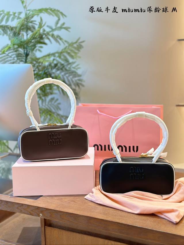 Miumiu春夏 25Ss放大了看月初巴黎时装周发布的miu春夏25Ss, 春夏的成衣都还好， 没有秋冬贵但这也有点点太随性太运动风了~ 就算日常穿也太随性了台