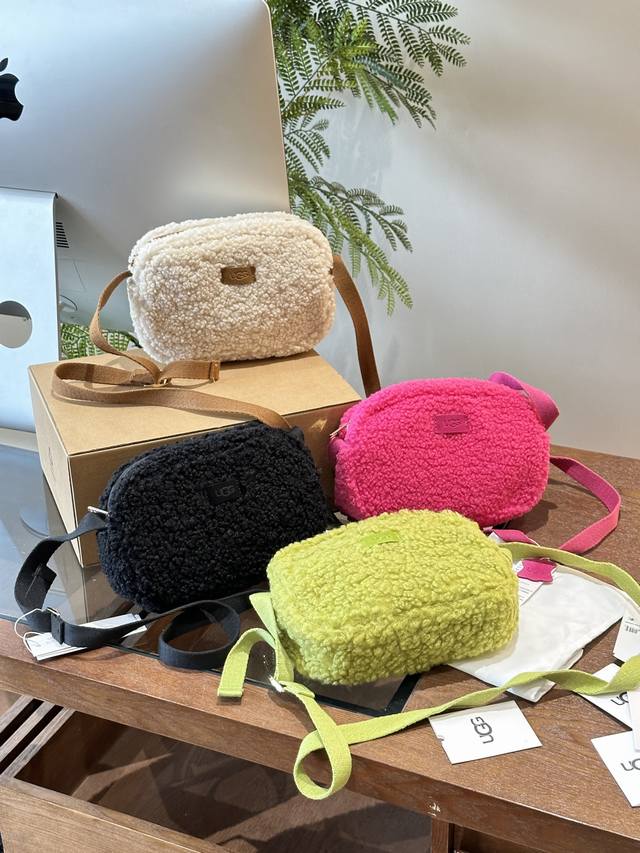 真是软软糯糯的小可爱 Ugg马利贝尔羊羔毛相机包特别适合秋冬搭配，秋冬新款毛绒手提包这只小可爱也太适合秋冬了今年冬天你必须拥有的一只小可爱，可手提，可斜挎，可放