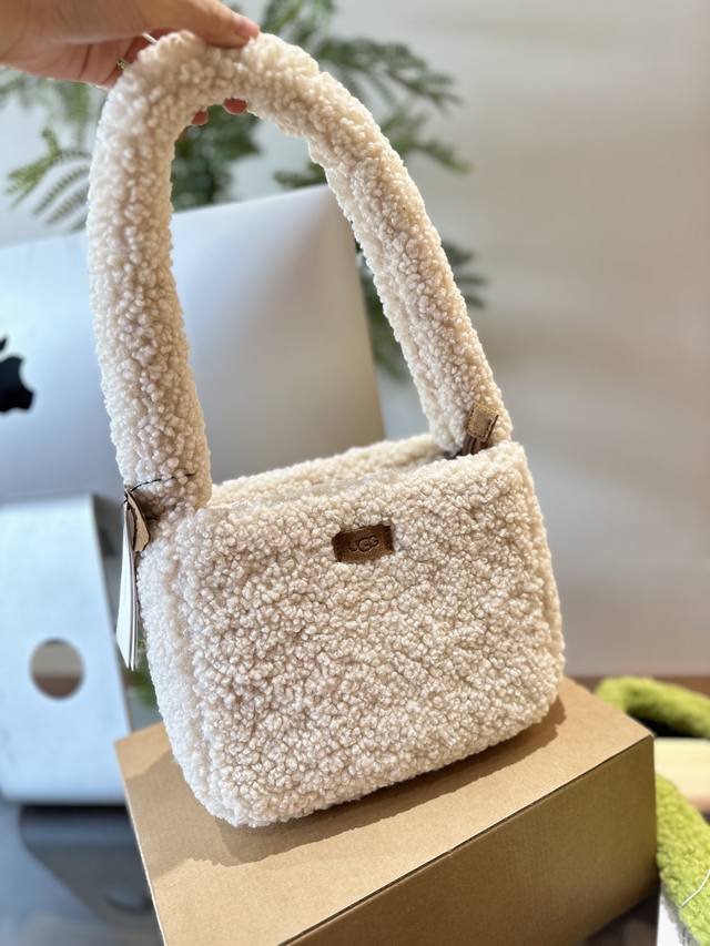 哈哈哈真是软软糯糯的小可爱 Ugg马利贝尔羊羔毛菜篮子手提包可手提可斜挎，特别适合秋冬搭配，秋冬新款毛绒手提包这只小可爱也太适合秋冬了今年冬天你必须拥有的一只小