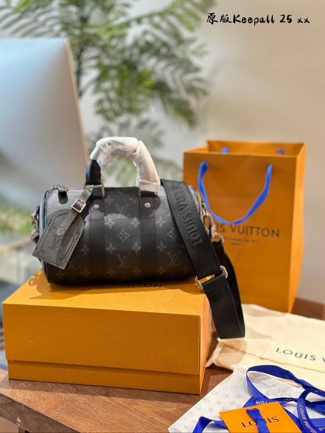 Lv Keepall 25 新出的lv Keepall25男生背起来真的好帅气，国喜的 容量很大，替代keepall Xs，有条件的男生一定要给自己买这个包。很