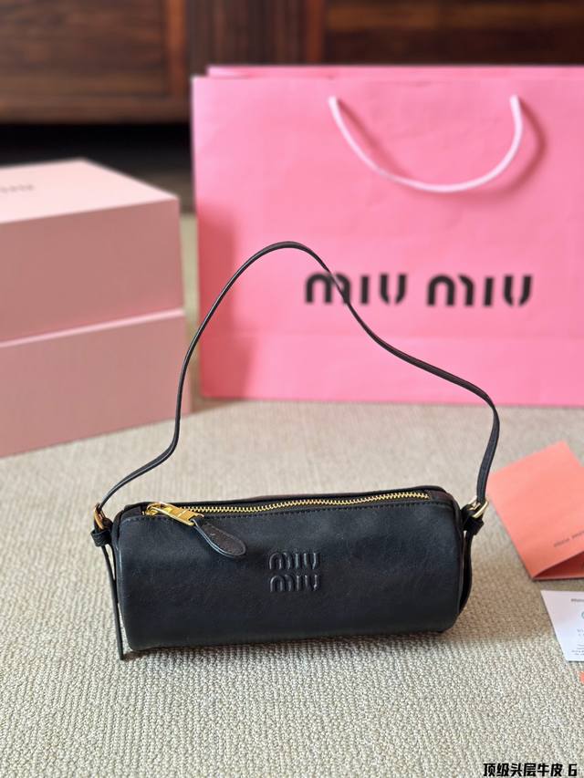 顶级原单头层牛皮 Miumiu限定款笔筒包 简单又好看 Miumiu而且超级实用， #Miumiu新款包包 尺寸20 10Cm