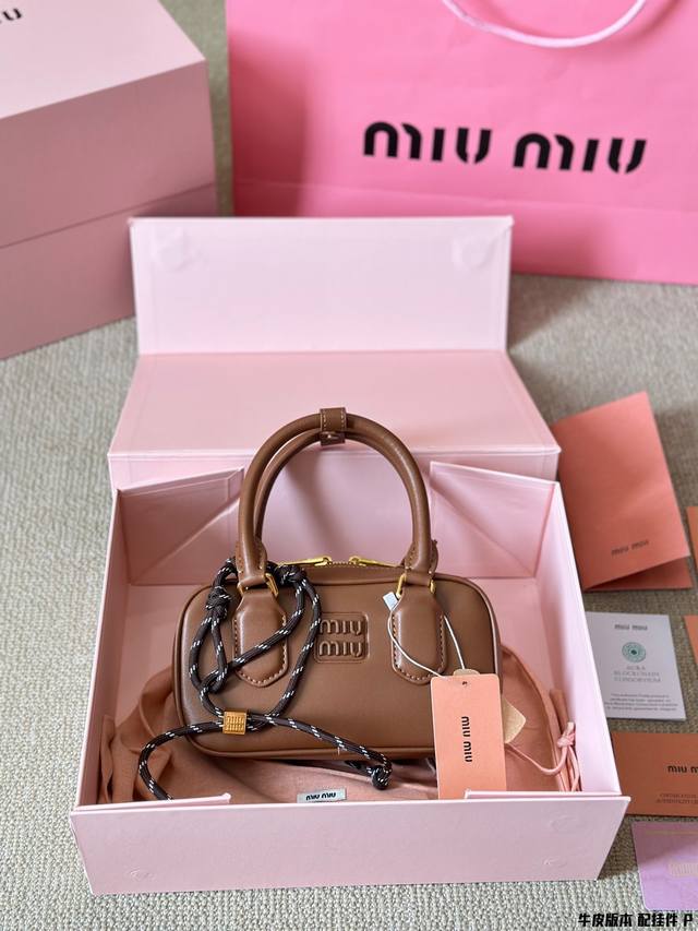牛皮版本 Mini Miu家新款保龄球包包，官网主推，今年绝对爆款式，顶级进口小牛皮，Miu家独具风格matelasse图案，包身精致立体有型，正面刻字徽标与皮