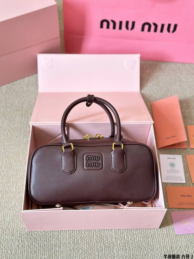 牛皮版本 大号 Miumiu限定款相机包 简单又好看 Miumiu而且超级实用， #Miumiu新款包包 尺寸大号28 14Cm