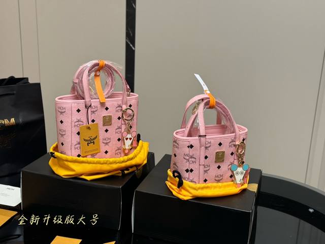 专柜最新包装 复刻版 Size：16*14Cm 20*19Cm 新款mcm 菜篮子 原单！原单！ 俏皮很百搭 顶级钢五金 赠送礼品袋！
