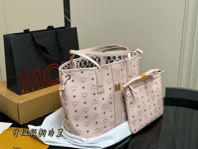 配飞机盒 Size:34*30Cm 真心的觉得好看!! 简单的mcm购物袋! 都是无比的好看! 1包中包 2双面购物袋 3里面小包还可以单用哦! 配飞机盒 Size:34*30Cm 真心的觉得好看!! 简单的mcm购物袋! 都是无比的好看! 1包中包 2双面购物袋 3里面小包还可以单用哦!