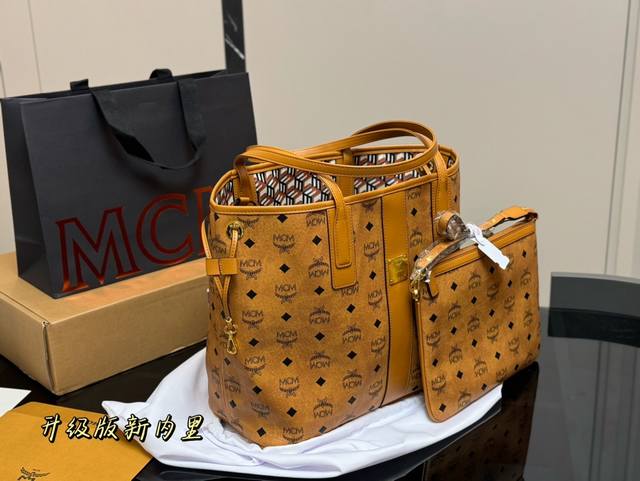 配飞机盒 Size：34*30Cm 真心的觉得好看！！ 简单的mcm购物袋！ 都是无比的好看！ 1包中包 2双面购物袋 3里面小包还可以单用哦！