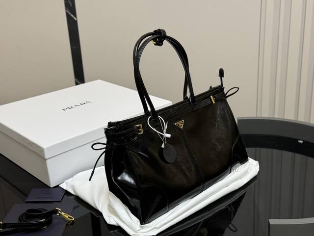 配盒 Size:39.24Cm 普拉达 牛皮soft Lux 绝对逃不过这个腋下包 容量却很大! 日常用足够啦~ 各种party宴会趴! 配盒 Size:39.24Cm 普拉达 牛皮soft Lux 绝对逃不过这个腋下包 容量却很大! 日常用足够啦~ 各种party宴会趴!