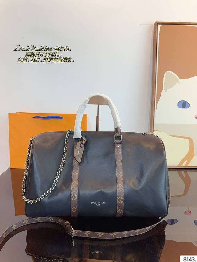 Lv 路易威登联名款keepall斜跨包旅行包 一只帅气能装的旅行袋 时尚爆发款火热来袭 经典设计大气可观男女通用款 包包采用原版皮质 超级厚实 耐磨 耐用原版