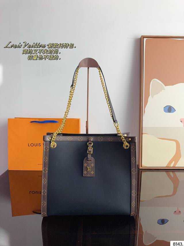 人手一个好嘛。 外观简约加上 Lv的经典老花 讨托得很高级十分精致 容量也ok，日常用品都可放下 出门逛街拍照必备的时尚单品巨适合小个子 百搭又经典尺寸：33*