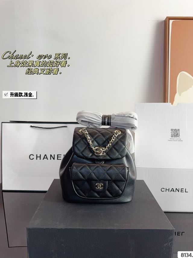 配礼盒. 香奈儿 双肩包duma 淡金扣，选了耐用的 看似小巧精致，但是日常出门所需的用 品都是可以装下的。 越看越好看容量 优秀解放双手，可单肩双肩手提，不过