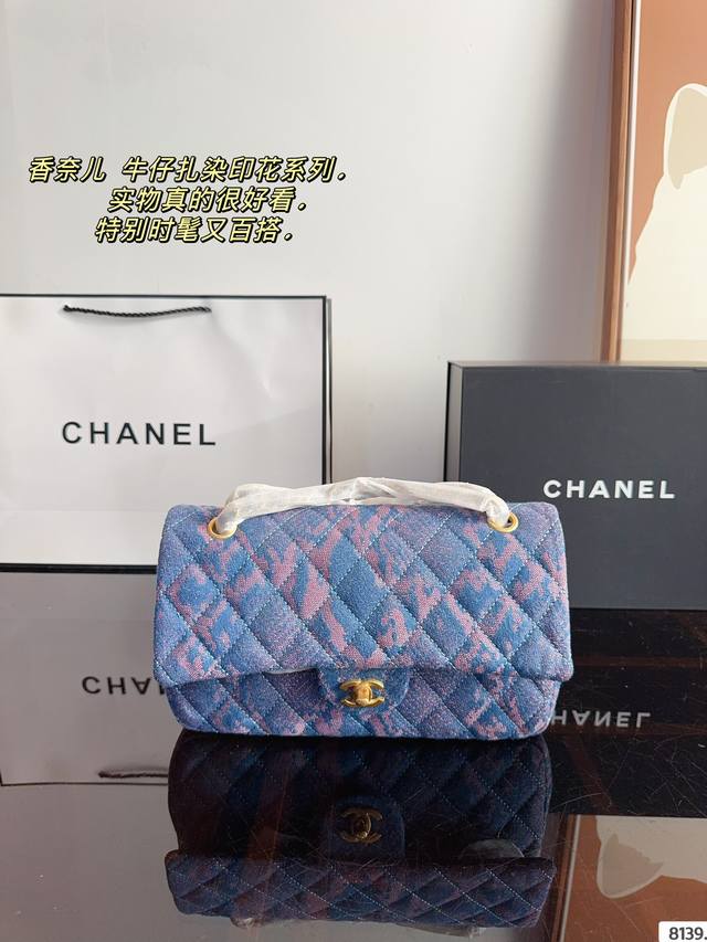 配礼盒. Chanelcf系列 Cf丹宁链条 香奈儿#精致女神推荐入手呦 美貌与实用并存 近年超盛行而小香这款做的超级棒 百搭休闲,职业,萌新等多种风格 材质是