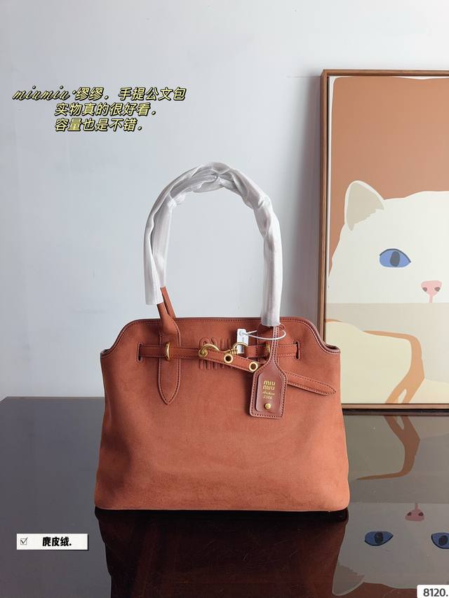 Miumiu期待已久的2024秀款 中古包.快来围观吧 2024春夏系列包包 简洁利落的设计 凸显功能性 实用主义 柔软舒服的触感 彰显 Miumiu 女性愈加