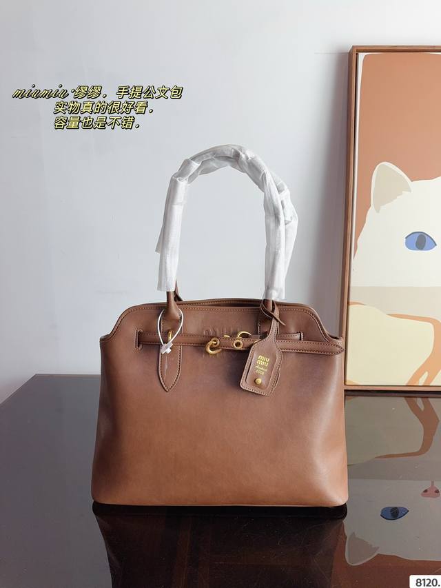 Miumiu期待已久的2024秀款 中古包.快来围观吧 2024春夏系列包包 简洁利落的设计 凸显功能性 实用主义 柔软舒服的触感 彰显 Miumiu 女性愈加