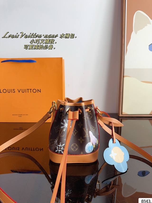 Lv 2024新款 抽绳小水桶 今天和大家分享全网抢先看l家 2024新款，最新trio Mini Icones實物图和性价比分析来啦。分别采用小水桶noé尺寸